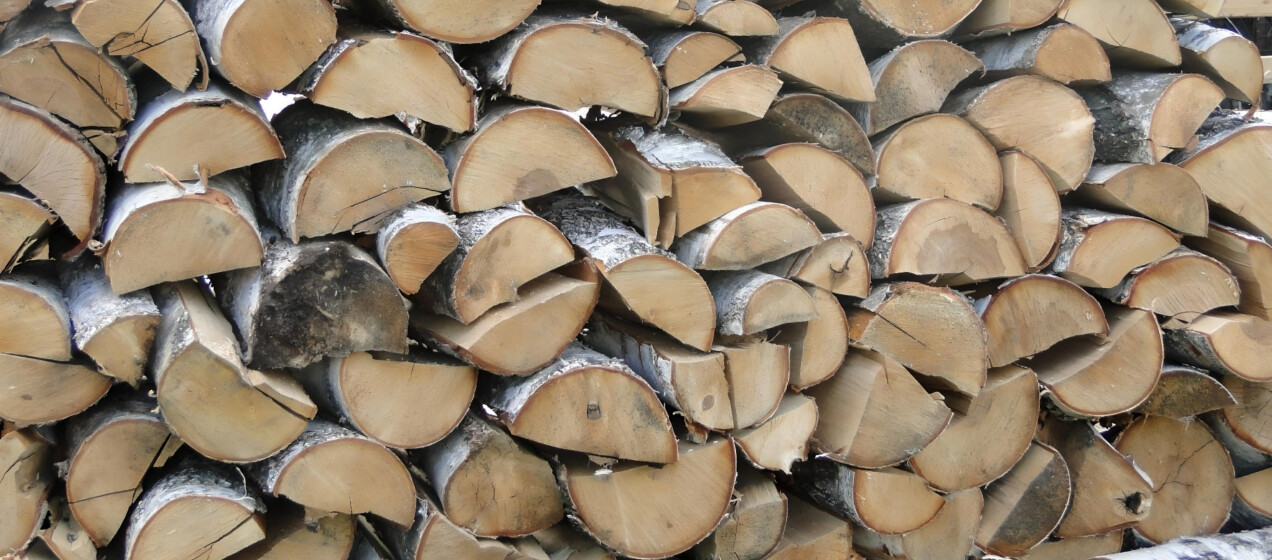 DrewKom - 5 najczęstszych błędów przy paleniu w kominku – sprawdź, czy ich nie popełniasz