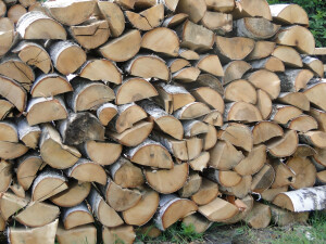 DrewKom - 5 najczęstszych błędów przy paleniu w kominku – sprawdź, czy ich nie popełniasz