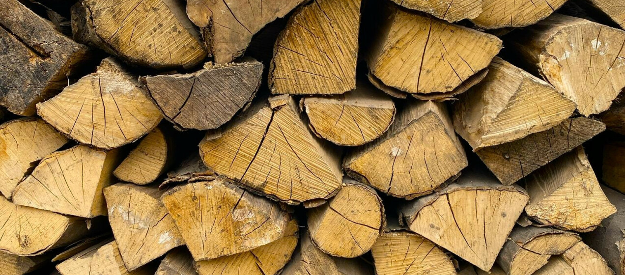 DrewKom - Jak rozpoznać dobre drewno opałowe? Sprawdź, zanim zamówisz opał na zimę