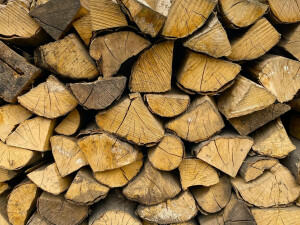 DrewKom - Jak rozpoznać dobre drewno opałowe? Sprawdź, zanim zamówisz opał na zimę