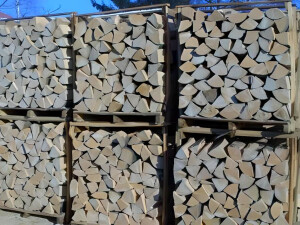 DrewKom - Jak przechowywać drewno opałowe, żeby szybko schło i nie pleśniało? Praktyczny poradnik